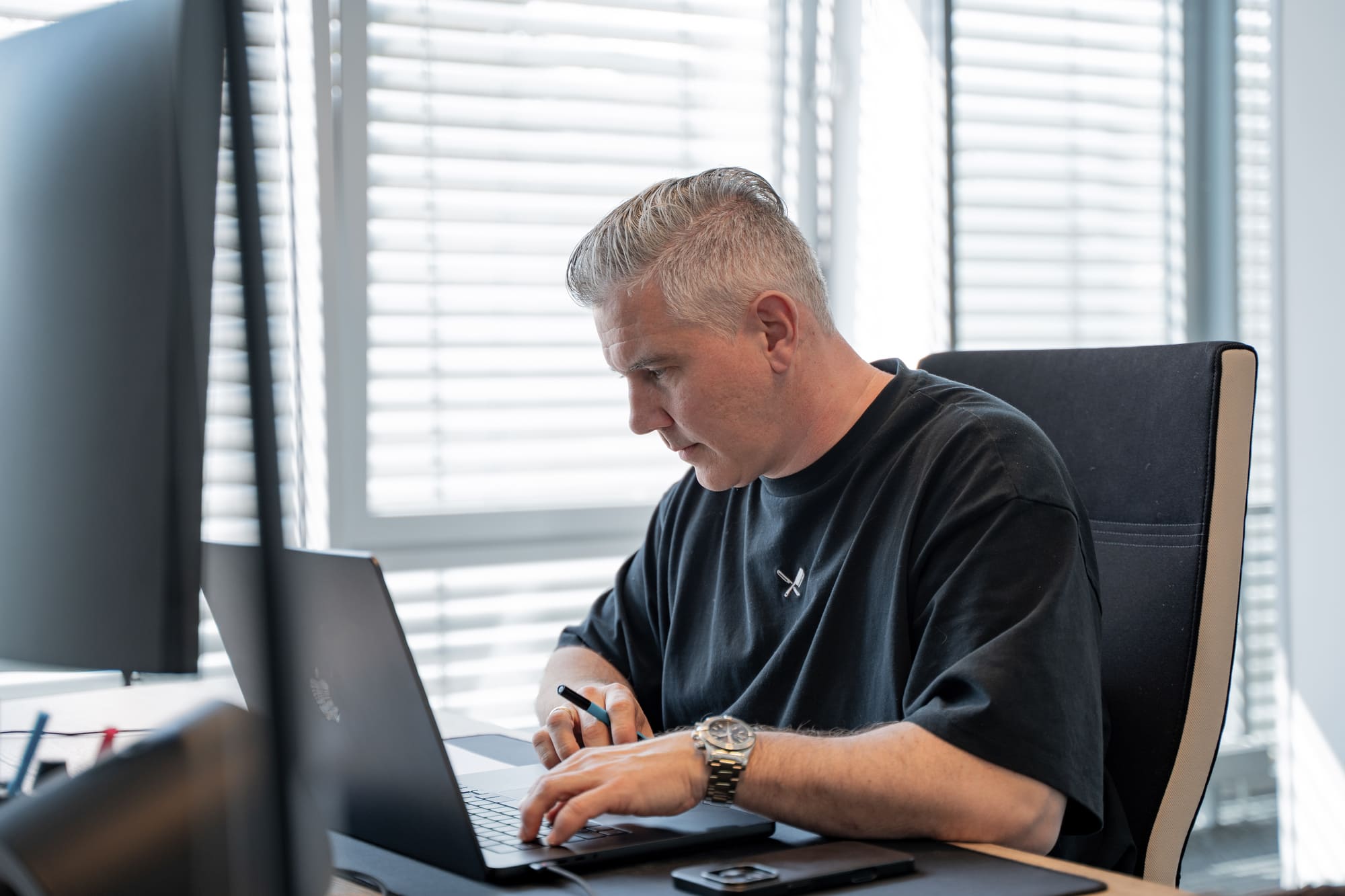 Markus, CEO von digitalbynature, konzentriert bei der Arbeit am Laptop